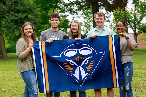Students studying outdoors at UT Martin