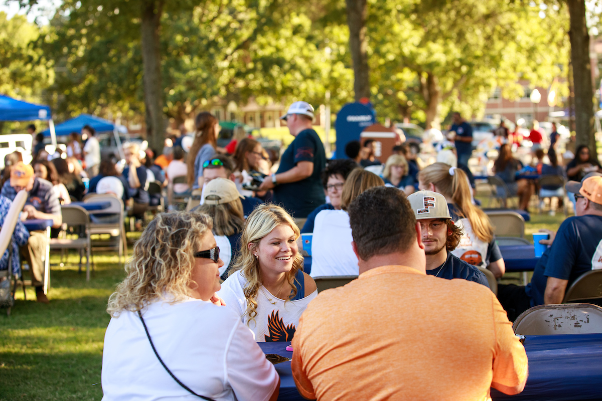 Students and families enjoying Family Weekend on the quad
